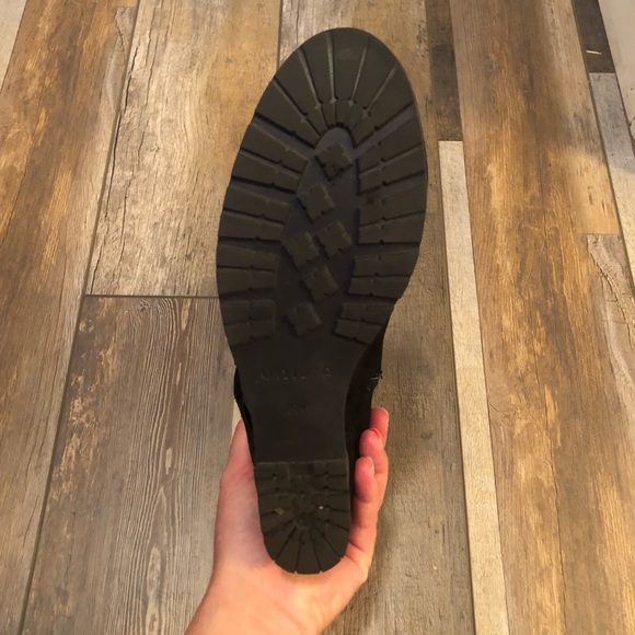 EUC!  Women’s Suede Wedge w/ functional zipper. - Picture 10 of 15